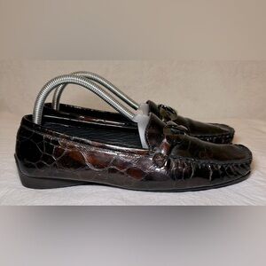 Stuart Weitzman brown faux crocodile patent leather silver decorative buckle S-9